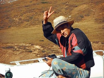 Maxence Danet-Fauvel is sitting on a roof of a van.